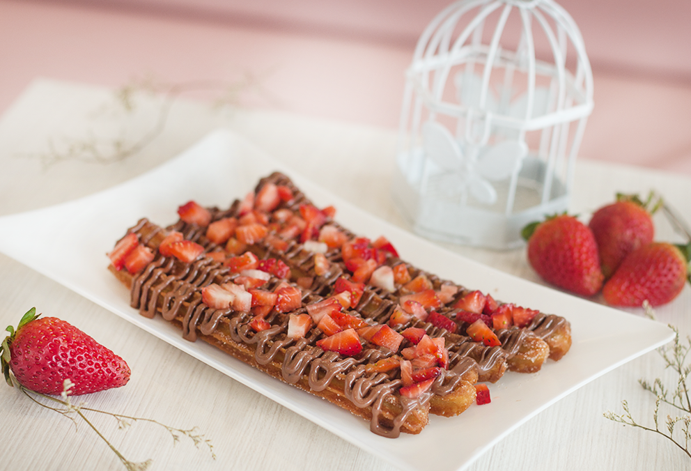 Churros con chocolate y fresas